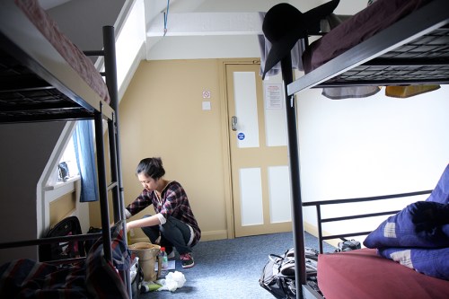 Roommate chinesa guardando suas compras - Chinese roommate packing up her shopping