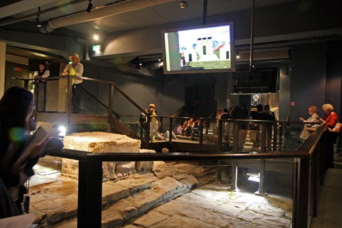 Visitantes passeiam entre as ruínas / Visitors stroll around the ruins
