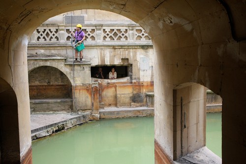 Manutenção no lugar da fonte sagrada, visitantes não tem acesso à essa área./ Sacred Spring surroundings in maintenance. Visitors are not allowed inside.