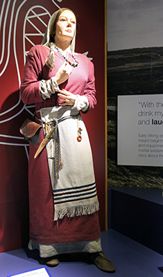 Um dos mais espetaculares achados foi o túmulo da "Dama Pagã" do século 10. A reconstrução da figura se encontra no Museu de Man, mostrando um colar Viking de contas e moedas de prata de 1030 / The most spectacular finds were the 10th century grave of "The Pagan Lady" which included a fine example of a Viking necklace and a cache of silver coins dating from about 1030. This model is actually in the Manx Museum.