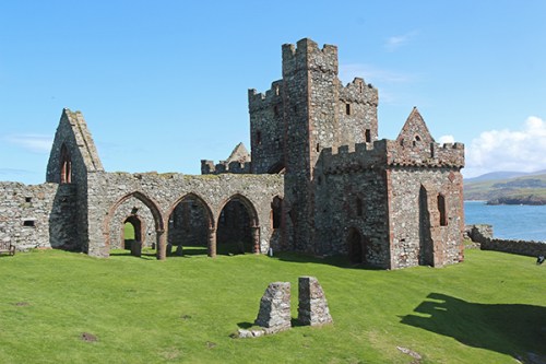 Depois do domínio Viking, o castelo continuou a ser usado pela Igreja devido à catedral que ali tinha sido construída. Mas o local acabou sendo abandonado no século 18. / After the rule of the Vikings, the castle continued to be used by the Church due to the cathedral built there but was eventually abandoned in the 18th century.