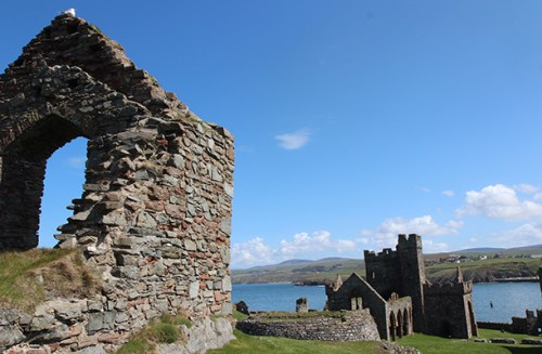 A maioria das paredes e torres foram construídas com arenito vermelho, abundante na região / The majority of the walls and towers were built  from red sandstone, abundantly found in the area