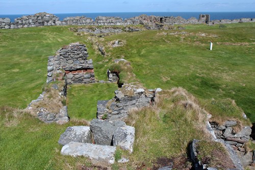 Parte mais antiga, cozinha no primeiro plano / Most ancient ruins; kitchen in the foreground