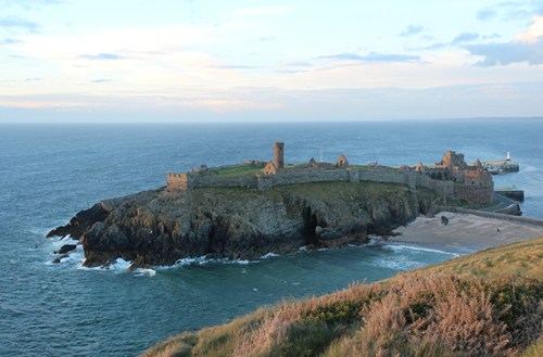 Peel Castle foi construído no século 11 pelos Vikings, no reinado de Magnus Barefoot. / Peel Castle was built in the 11th century by the Vikings, under the rule of King Magnus Barefoot. 