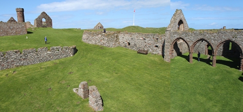 Inside Peel Castle. The first Viking fortifications were built of wood / Interior do castelo. As primeiras fortificações dos Vikings eram feitas de madeira.