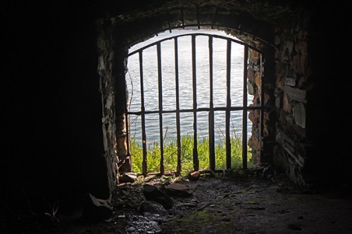 Pela janela, a água entra na cripta na maré alta. Muitos devem ter se afogado ou congelado aqui./ Seawater floods the crypt in high tide. Many people must have drowned ou frozen to death here.