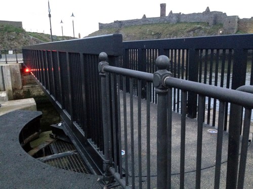 Ponte giratória para pedestres  sobre a entrada do porto / Pedestrian swing bridge above the harbour's automatically operated gate-flap 