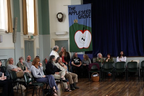 O círculo era composto por cerca de 100 pessoas./ 