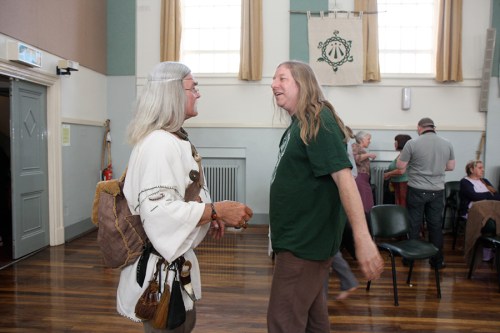 Druidas confraternizando após a cerimônia./ Druids socializing after the ceremony