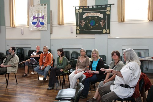 A sala estava enfeitada com os banners dos diversos grupos, chamados "groves". / Several banners from the different groves were hanging in the room 