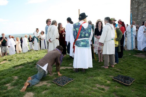 Sempre aparece um doidão... esse cara ficou horas engatinhando entre os Druidas. / There's always someone stoned... this guy has been crawling for hours among the Druids.