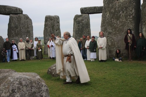 Traçando o círculo mágico de proteção. Phillip Carr-Gomm é o terceiro à esquerda. / Tracing the protective magic circle. Phillip Carr-Gomm is the third person from the left.