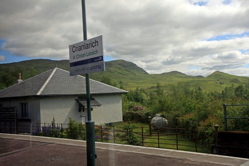 Um lugar importante do trajeto! Aqui em Crianlarich a rodovia e a estrada de ferro se encontram./ Significant points on the journey include Crianlarich, an important Highland junction of both road and rail