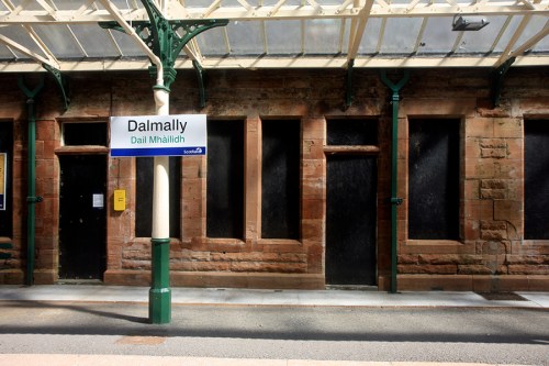 Mais uma pequena estação... um dia ainda vou descer num lugar desse para ver como é a cidade. / Another little station... someday I'll get off in such a place to take a look at the villlage