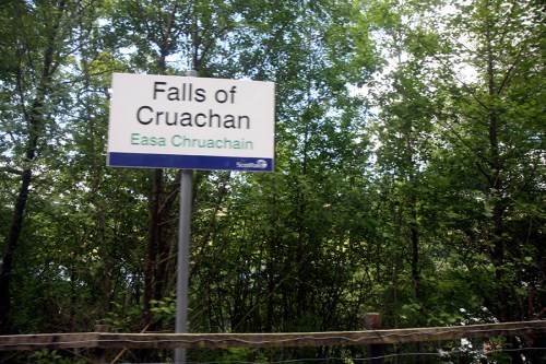 Aqui há uma hidrelétrica, construída entre 1959 e 1965; a primeira do mundo a ter um sistema reversível entre bombas e turbinas. / Cruachan power station was constructed between 1959 and 1965. It was the first reversible pump/turbine storage hydro system to be built in the world. 