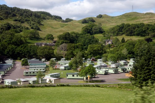 É um ponto turístico.Pessoas vão visitar a hidrelétrica que fica um quilômetro para dentro da montanha Ben Cruachan. /The power station lies at the heart of the Ben Cruachan, one kilometer inside.