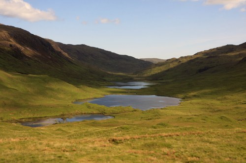 A viagem leva uma hora e meia, cruzando toda a ilha. It takes one hour and the half to cross the island by bus.