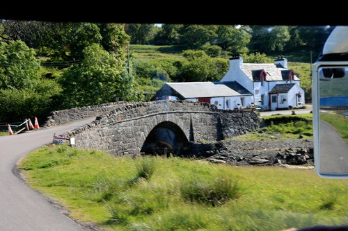 De vez em quando, passávamos por um vilarejo de, no máximo, uma dúzia de casas. From time to time, we passed by a village, never bigger than a dozen buildings
