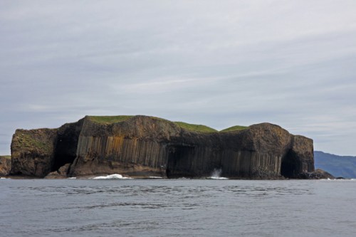 Fingal’s Cave to the right / a caverna do gigante Fingal à direita.