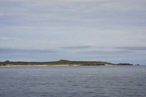 Navegando ao longo de Iona / Sailing alongside Iona's coast