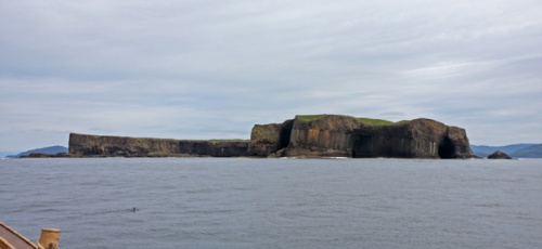 A ilha de Staffa, cerca de 10km a oeste de Mull e 9km a nordeste de Iona / Isle of Staffa, about 6 mi west of Mull, and 9 km northeast of Iona.