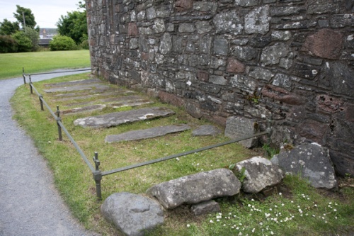 Antigas lápides junto ao convento / Ancient tombs in the Nunnery