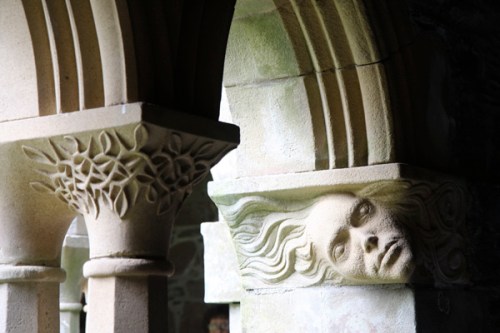 O que estaria fazendo aqui uma imagem de Iemanjá? / The african Goddess Iemanja? Why would she be portrayed here?