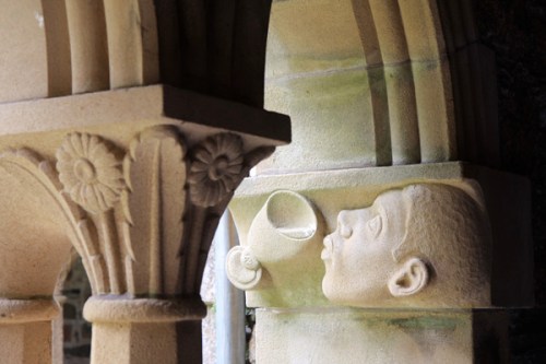 Mais um retratado com nítidos traços de etnia africana. Será que os africanos andaram por lá na Antiguidade, antes dos continentes assumirem a configuração atual?