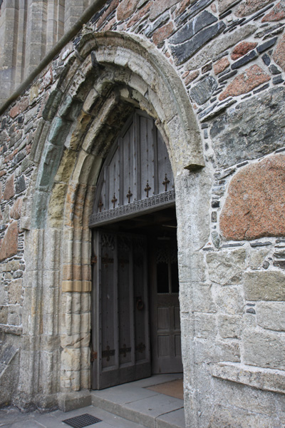 A porta de entrada da Igreja medieval. / The medieval church's doorway