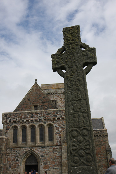 A cruz de São Martinho, original do sec. 8 , permanece no caminho. /St Martin's Cross (dated to the 8th century) still stands by the roadside.