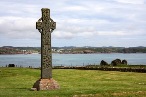 Cruz de São Martinho, ao fundo Fionnphort / St Martin's Cross, Fionnphort in the background