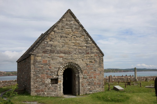 St. Oran's Chapel, Fionnphort in the background./ Fiommphort ao fundo.