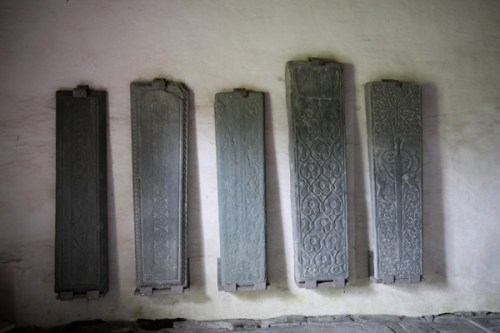 Muitas lápides foram retiradas dos túmulos originais e trazidas para o interior da Abadia, para preservação. / Many tombstones have been taken from the original graves and brought inside the Abbey for better keeping