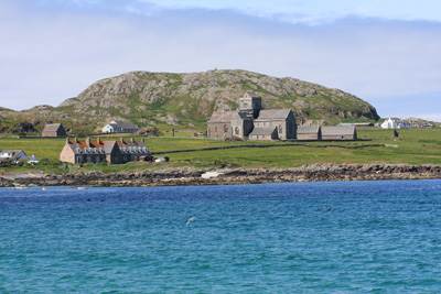 Iona Abbey , Dun Î ao fundo / Dun Î in the background